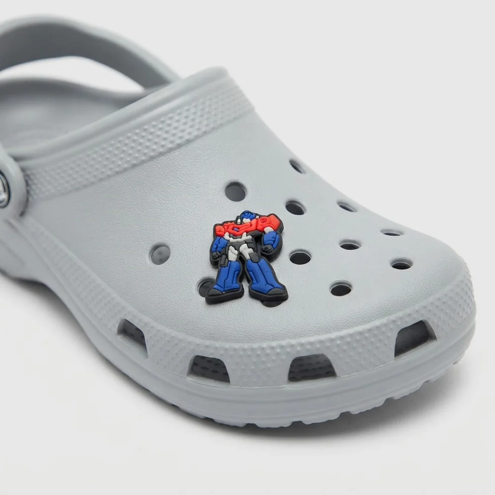 Jibbitz Optimus Prime robot clipsé sur une Crocs