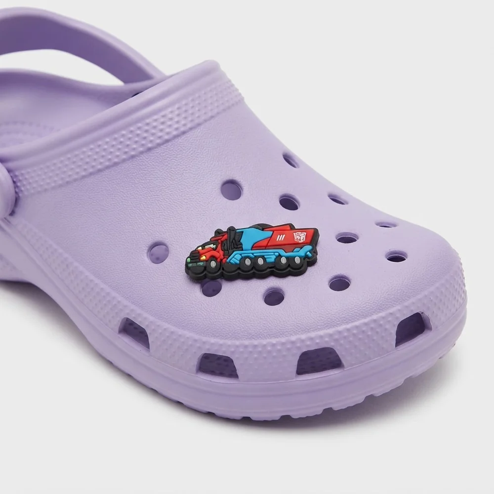 Jibbitz camion Optimus Prime clipsé sur le côté d'une Crocs