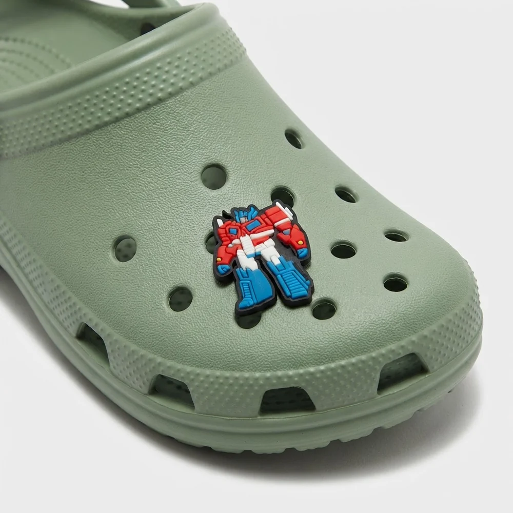 Jibbitz Optimus Prime rouge, blanc et bleu clipsé sur une Crocs