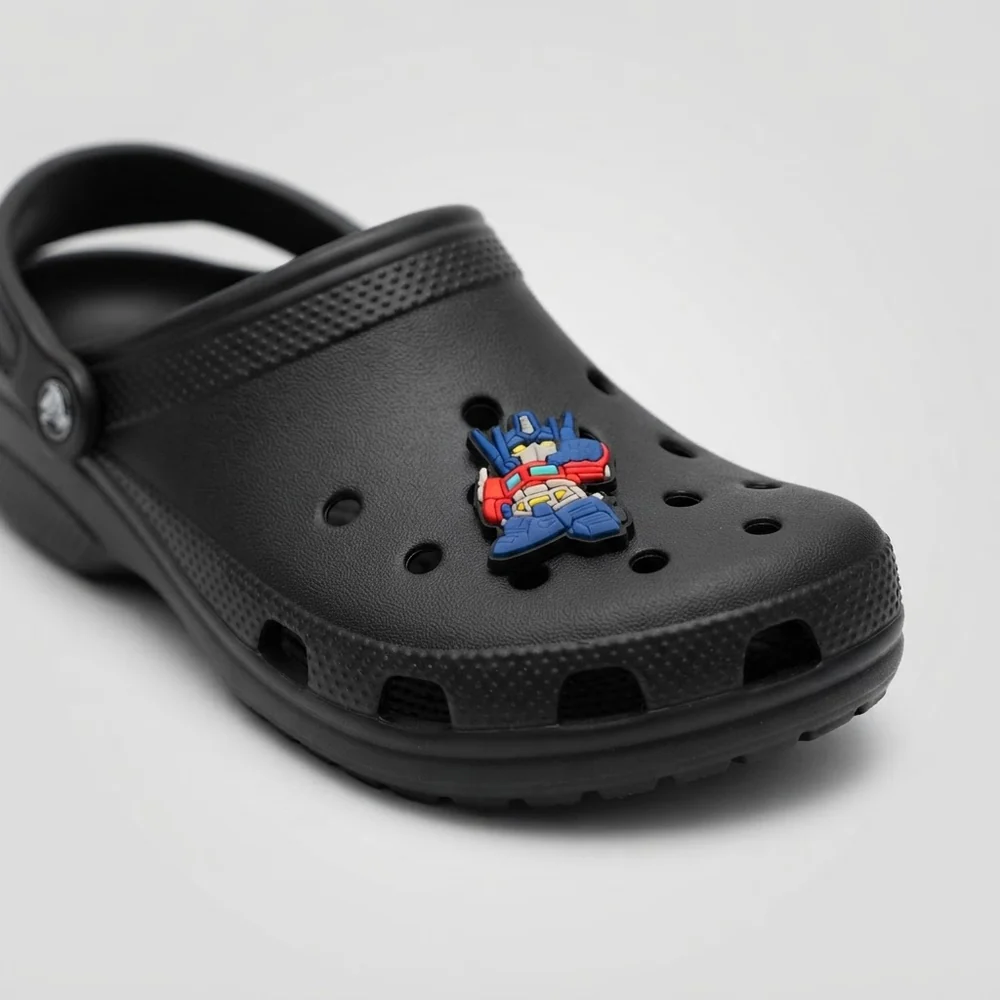 Jibbitz Optimus Prime chibi qui salue clipsé sur une Crocs