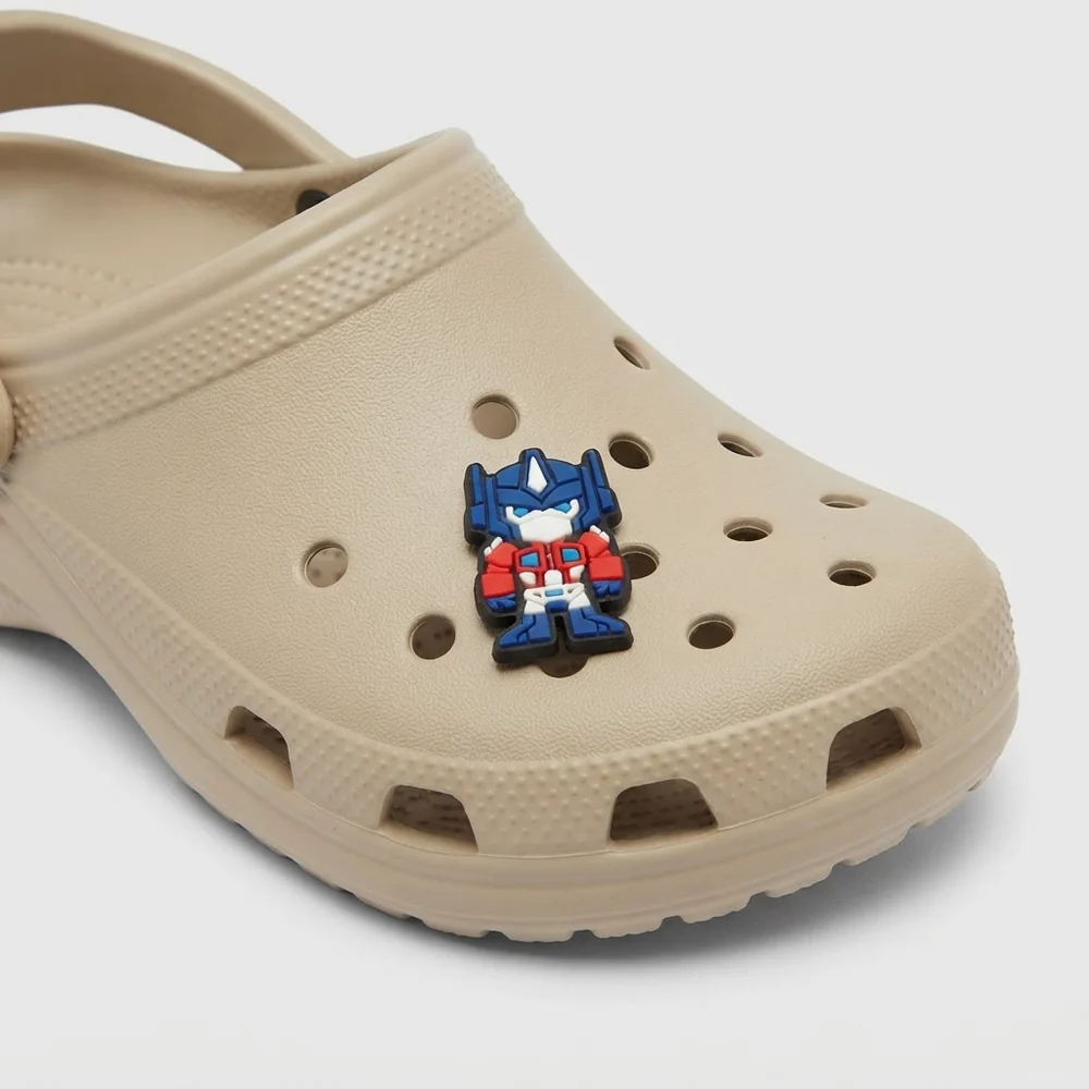 Jibbitz Optimus Prime chibi debout porté sur une Crocs