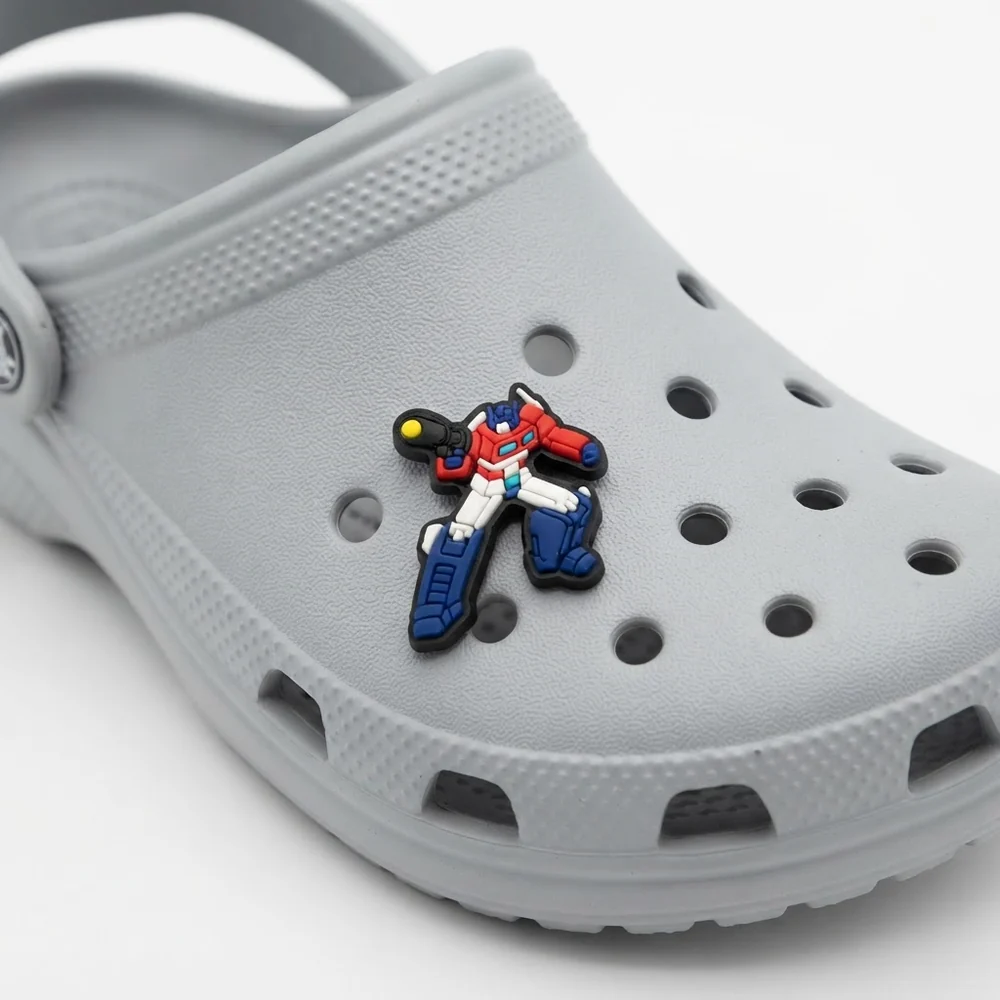 Jibbitz Optimus Prime en action clipsé sur une Crocs