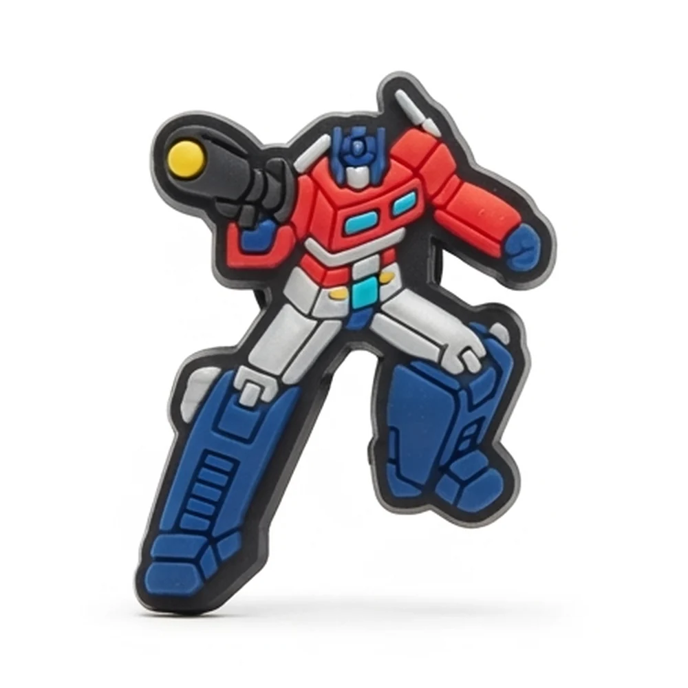 Jibbitz Optimus Prime en mode robot qui avance, canon levé, rouge, blanc et bleu