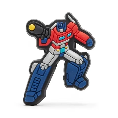 Jibbitz Optimus Prime en mode robot qui avance, canon levé, rouge, blanc et bleu