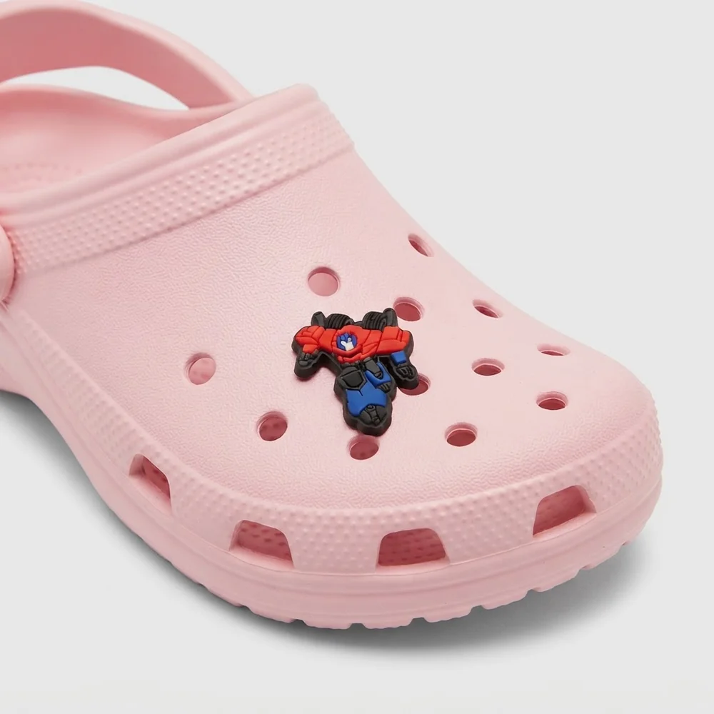 Jibbitz Optimus Prime logo Autobot clipsé sur une Crocs
