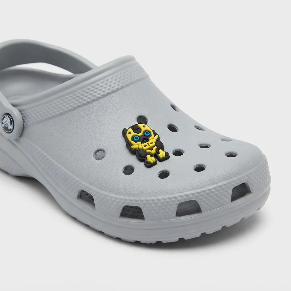 Jibbitz Bumblebee chibi clipsé sur une Crocs