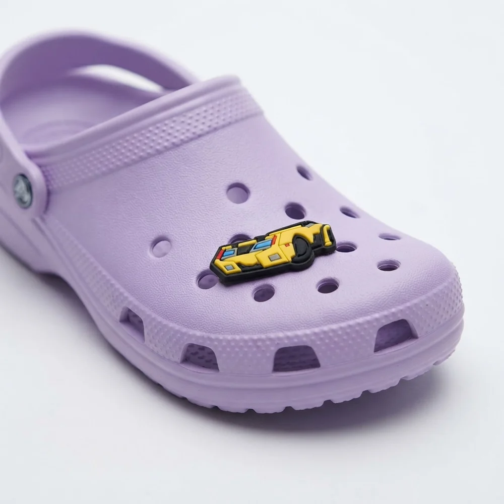 Jibbitz voiture jaune Bumblebee clipsée sur une Crocs
