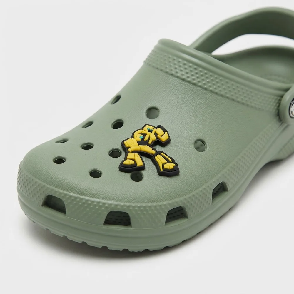 Jibbitz Bumblebee en pose de combat clipsé sur une Crocs