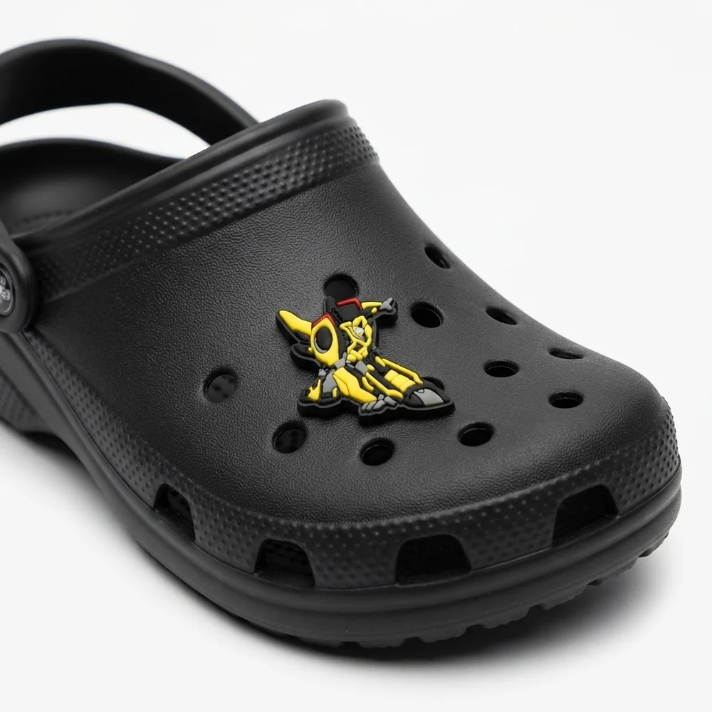 Jibbitz robot jaune ailé accroupi clipsé sur une Crocs