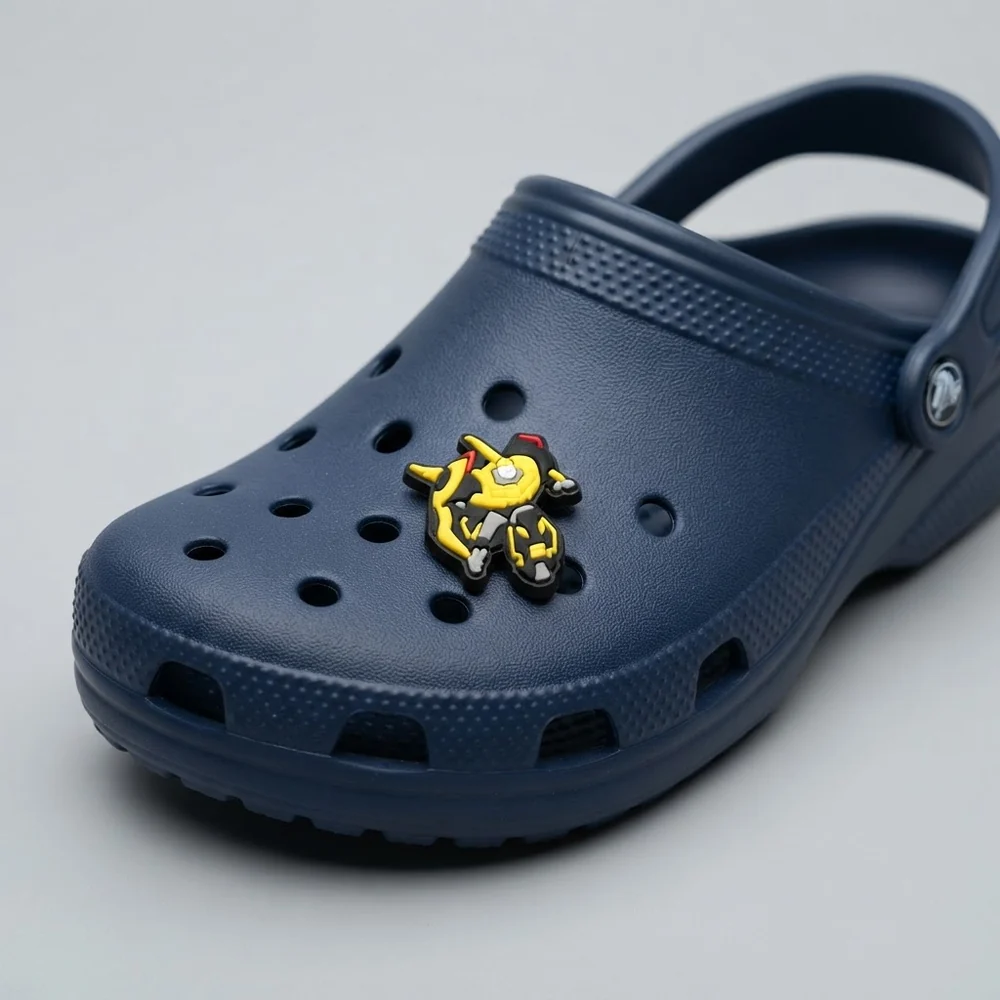 Jibbitz robot jaune ailé en vol porté sur une Crocs