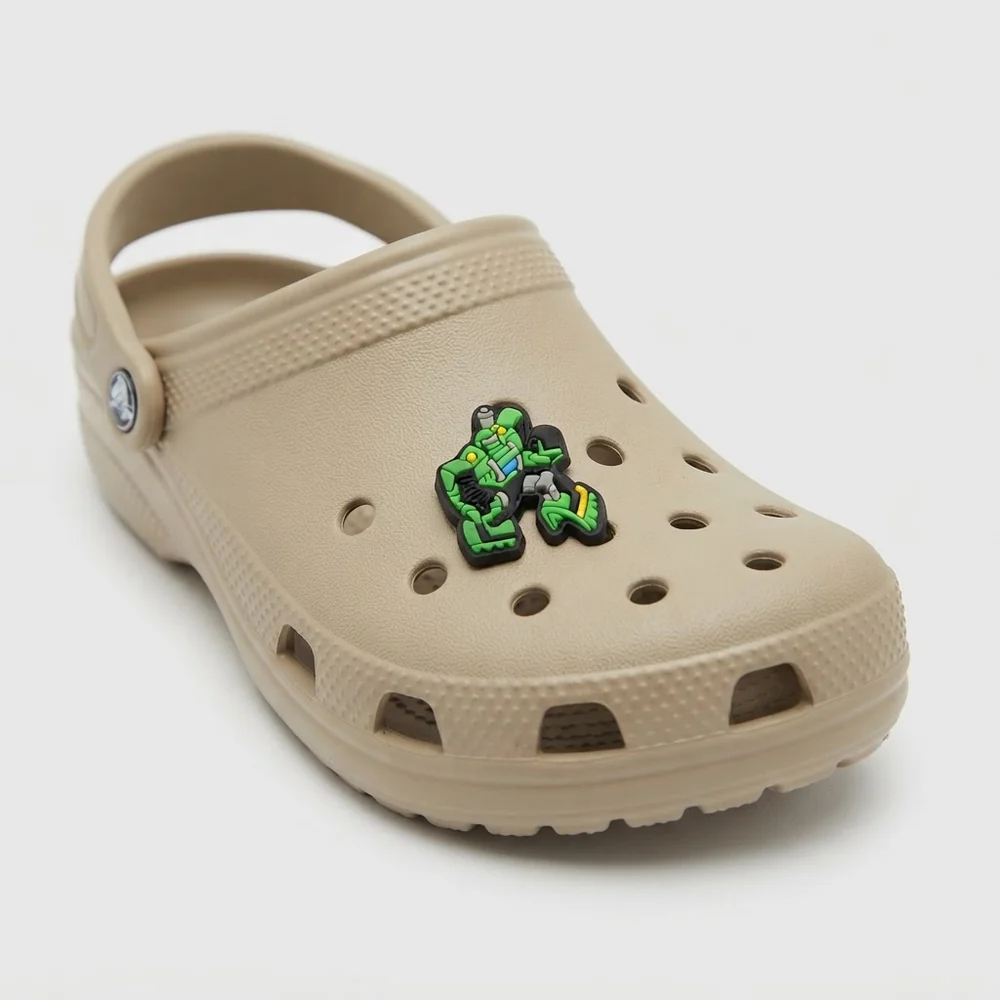 Jibbitz robot vert clipsé sur une Crocs