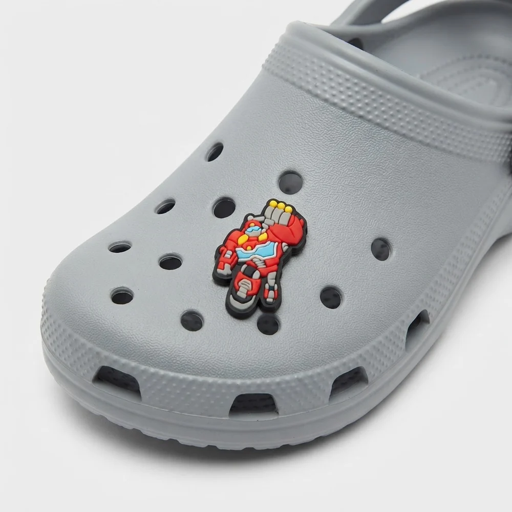 Jibbitz robot rouge poing levé clipsé sur une Crocs