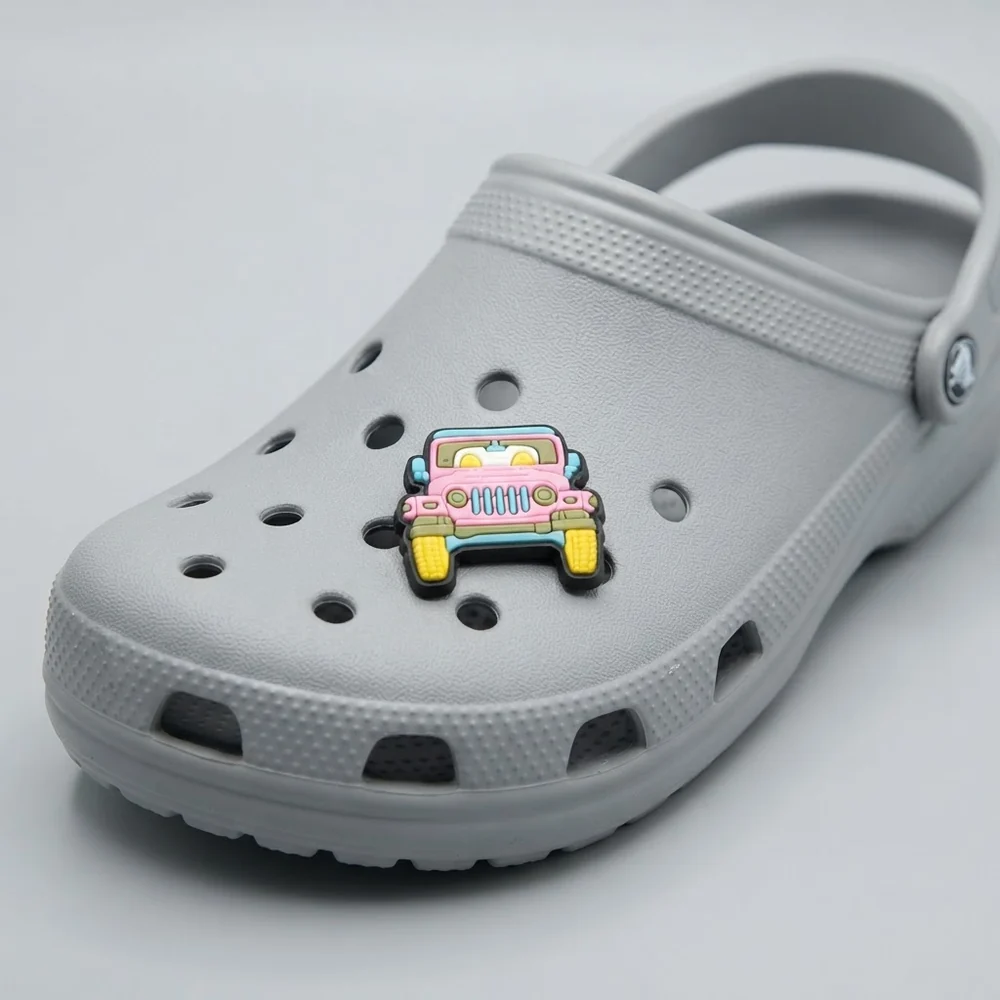 Jibbitz jeep rose clipsé sur une Crocs