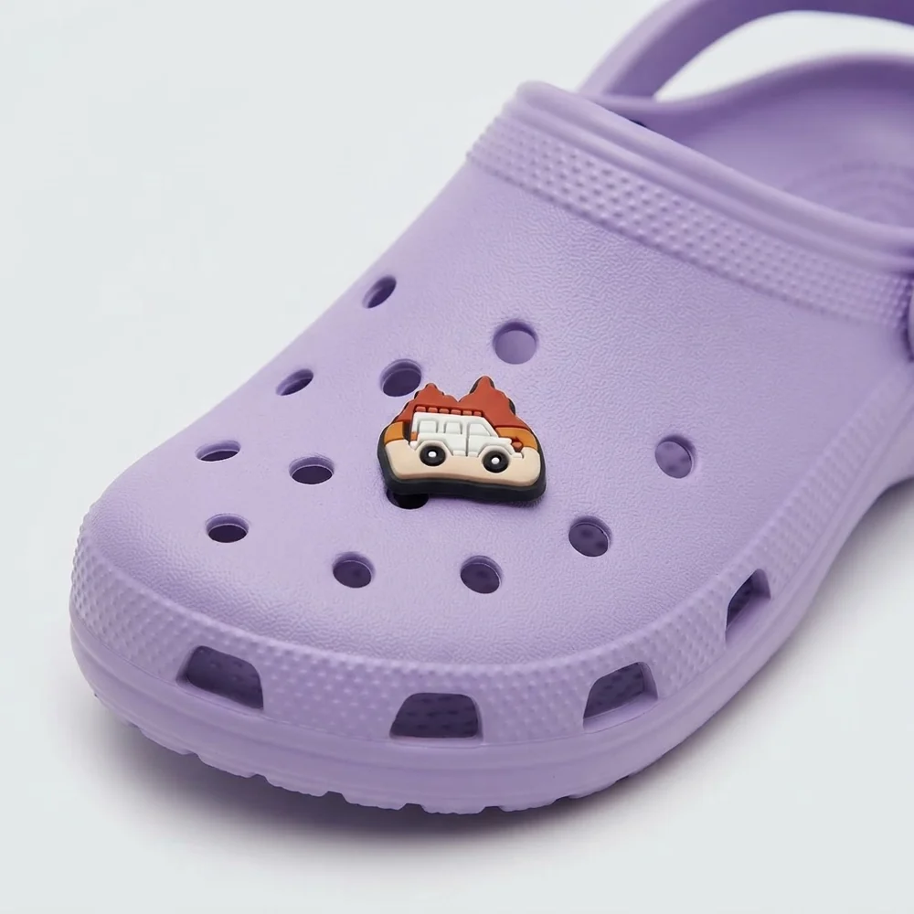 Jibbitz 4x4 du désert clipsé sur une Crocs
