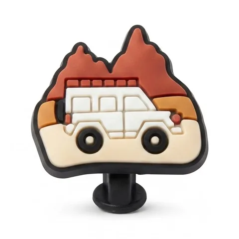 Jibbitz 4x4 blanc devant un décor de désert sable et de montagnes rouges et ocre